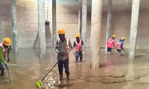 Indore : ओवरहेड पानी की टंकियों का क्लोरीनेशन और सफाई युद्ध स्तर पर की जा रही है Indore : ओवरहेड पानी की टंकियों का क्लोरीनेशन और सफाई युद्ध स्तर पर की जा रही है