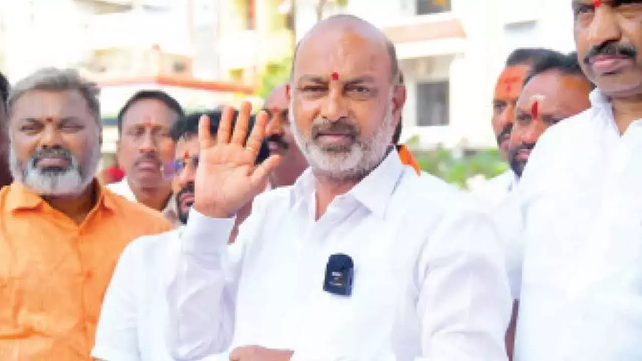 KCR के परिवार को छूने की हिम्मत नहीं, बंदी संजय ने कांग्रेस पर निशाना साधा KCR के परिवार को छूने की हिम्मत नहीं, बंदी संजय ने कांग्रेस पर निशाना साधा