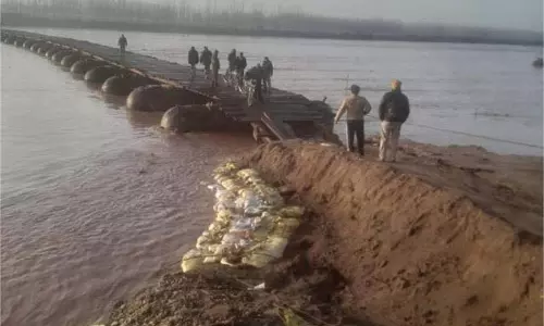 Punjab: रावी नदी में जलस्तर बढ़ने से पुल टूटा, मुसीबत में 7 गांवों Punjab: रावी नदी में जलस्तर बढ़ने से पुल टूटा, मुसीबत में 7 गांवों