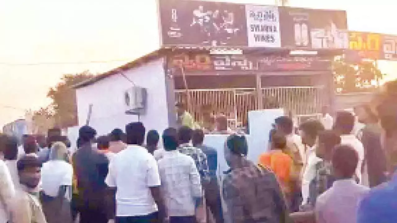Rajagopal रेड्डी के समर्थकों और शराब की दुकान मालिकों के बीच झड़प हुई