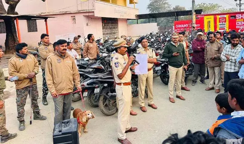 Adilabad: कम्युनिटी कॉन्टैक्ट प्रोग्राम के दौरान पुलिस ने 108 मोटरबाइक और पांच ऑटो ज़ब्त