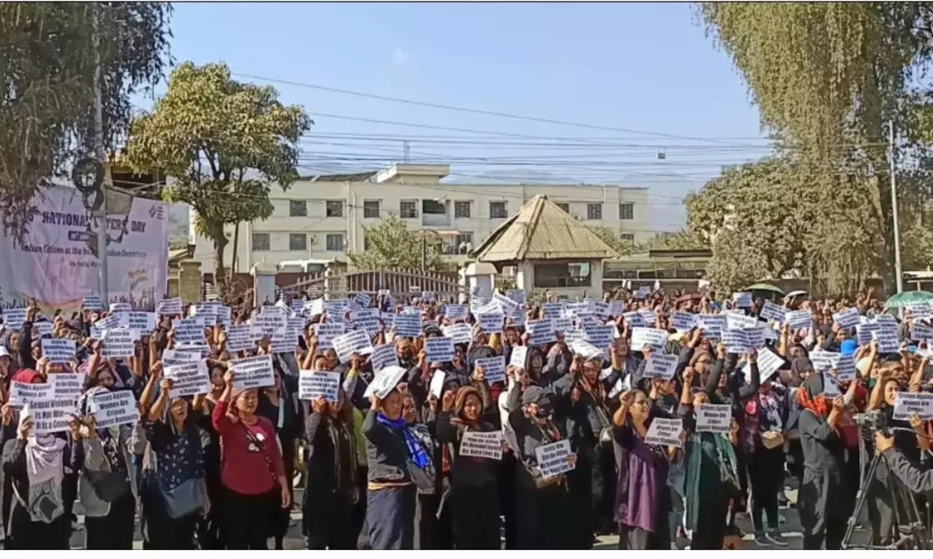 Manipur में कुकी-ज़ो महिलाओं का प्रदर्शन, पीड़ितों को न्याय दिलाने की मांग Manipur में कुकी-ज़ो महिलाओं का प्रदर्शन, पीड़ितों को न्याय दिलाने की मांग