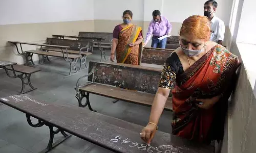 Karnataka : SSLC टॉपर्स को लैपटॉप की जगह कैश प्राइज मिलेगा Karnataka : SSLC टॉपर्स को लैपटॉप की जगह कैश प्राइज मिलेगा