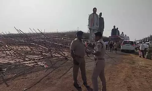 CM के आने से पहले विशाल कटआउट गिरे; चार लोग घायल