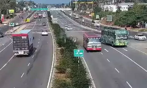 Bengaluru-मैसूर एक्सप्रेसवे पर भयानक हादसा: बस से टकराने के बाद कार पलटी Bengaluru-मैसूर एक्सप्रेसवे पर भयानक हादसा: बस से टकराने के बाद कार पलटी