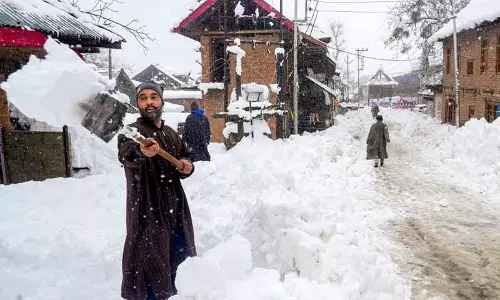 Kashmir ताज़ी बर्फ से ढका; बिजली सप्लाई, सड़क यातायात बाधित
