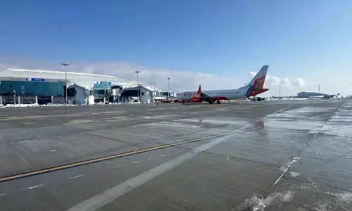 Srinagar एयरपोर्ट पर बर्फबारी के बाद सामान्य कामकाज, दिल्ली की 6 फ्लाइट्स कैंसिल Srinagar एयरपोर्ट पर बर्फबारी के बाद सामान्य कामकाज, दिल्ली की 6 फ्लाइट्स कैंसिल