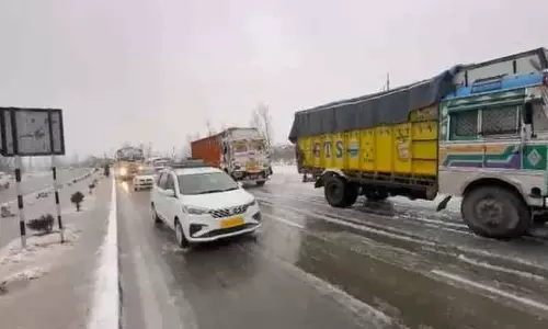 Jammu-Srinagar हाईवे, अन्य प्रमुख सड़कें बंद रहीं Jammu-Srinagar हाईवे, अन्य प्रमुख सड़कें बंद रहीं