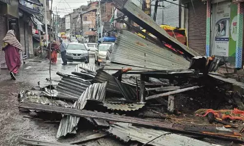 तेज हवाओं और बर्फबारी से Kashmir का पावर नेटवर्क ठप