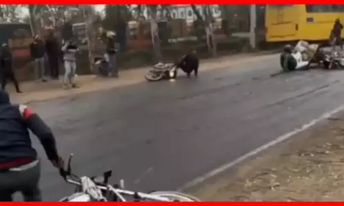 OMG ये क्या हो रहा! एक के बाद एक सड़क पर गिरती रहीं बाइकें! LIVE वीडियो...