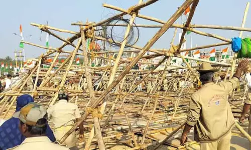 Hubli घर वितरण कार्यक्रम: कटआउट गिरने से तीन लोग गंभीर रूप से घायल