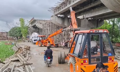 Bareilly: ओवरब्रिज निर्माण बना मुसीबत, खुली क्रॉसिंग से जाम Bareilly: ओवरब्रिज निर्माण बना मुसीबत, खुली क्रॉसिंग से जाम