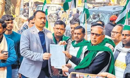 Bareilly: सर्विस रोड मांग को लेकर धरना