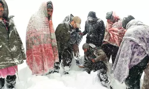 Rajouri बीआरओ, पुलिस ने गुल में फंसे यात्रियों को बचाया Rajouri बीआरओ, पुलिस ने गुल में फंसे यात्रियों को बचाया