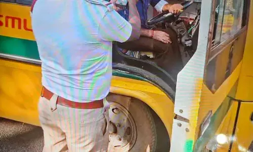 Bengaluru : गाड़ी रोके जाने और जांच किए जाने से ड्राइवर नाराज़ Bengaluru : गाड़ी रोके जाने और जांच किए जाने से ड्राइवर नाराज़