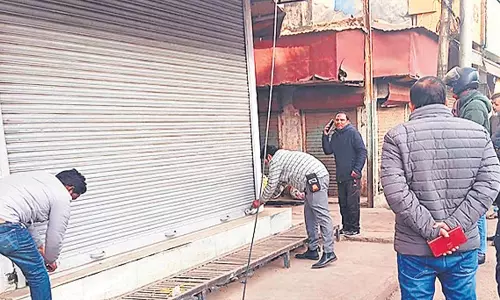 Bareilly: बकाया संपत्ति कर पर कार्रवाई, 39 भवन सील Bareilly: बकाया संपत्ति कर पर कार्रवाई, 39 भवन सील
