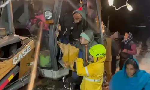 उत्तराखंड में भारी बर्फबारी के बीच SDRF ने फंसे लोगों को बचाया उत्तराखंड में भारी बर्फबारी के बीच SDRF ने फंसे लोगों को बचाया