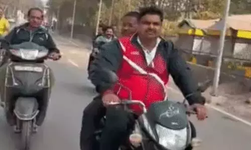 मंत्री गजेंद्र यादव ने ट्रैफिक नियम तोड़ा, बिना हेलमेट पहने दौड़ाई बाइक