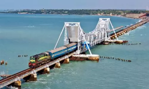 Pamban रेलवे ब्रिज हटाने की प्रक्रिया शुरू, स्थानीय लोगों का विरोध Pamban रेलवे ब्रिज हटाने की प्रक्रिया शुरू, स्थानीय लोगों का विरोध