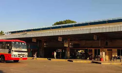 Kortagere : बिना नेमप्लेट वाला सरकारी बस स्टैंड