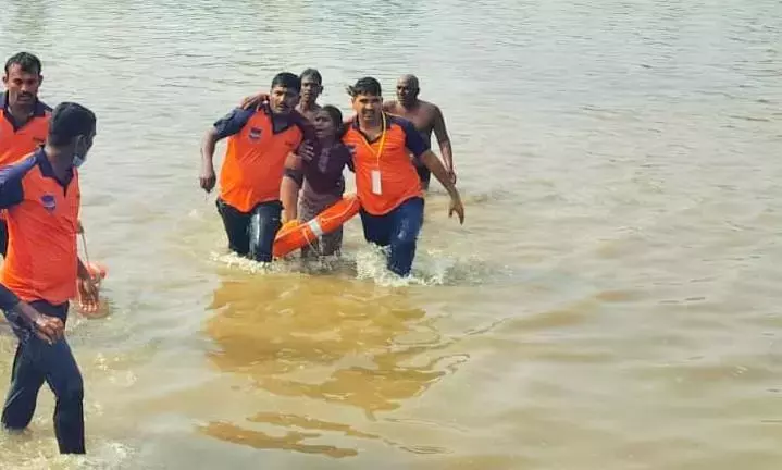 SDRF ने मेदाराम में जम्पन्ना वागु से 3 व्यक्तियों को बचाया SDRF ने मेदाराम में जम्पन्ना वागु से 3 व्यक्तियों को बचाया