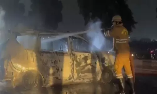 Noida में कार में आग लगी, कोई हताहत नहीं हुआ