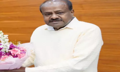 2,000 रुपये के लालच में न आएं, हमें 5 साल दें: Kumaraswamy 2,000 रुपये के लालच में न आएं, हमें 5 साल दें: Kumaraswamy