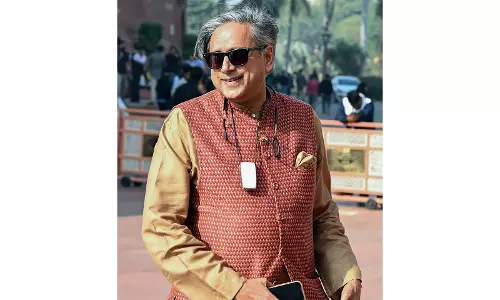 केरल चुनाव से पहले Congress में थरूर को लेकर सवाल केरल चुनाव से पहले Congress में थरूर को लेकर सवाल