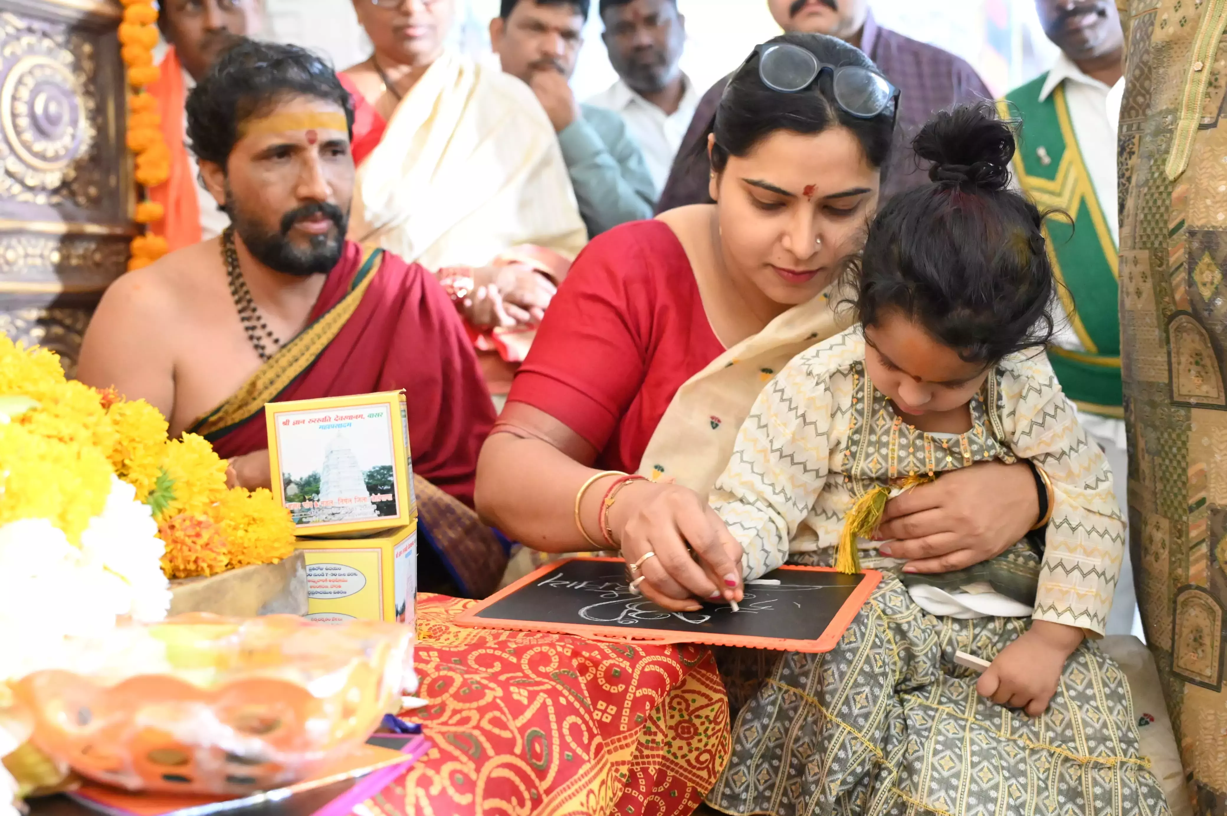 Telangana : वसंत पंचमी पर बसर मंदिर में उमड़ी श्रद्धालुओं की भीड़ Telangana : वसंत पंचमी पर बसर मंदिर में उमड़ी श्रद्धालुओं की भीड़