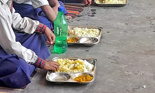 Radaur: बच्चों ने खुद बताया मिड-डे मील का दर्द, रादौर में हंगामा Radaur: बच्चों ने खुद बताया मिड-डे मील का दर्द, रादौर में हंगामा