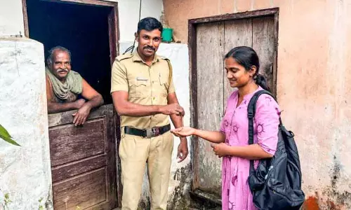 Kerala : पुलिस को एक सोने की चेन मिली और उन्होंने उसे सौंप दिया Kerala : पुलिस को एक सोने की चेन मिली और उन्होंने उसे सौंप दिया