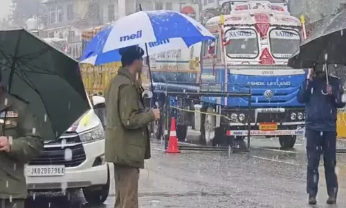 जम्मू-कश्मीर: हिमपात से NH44 बंद, पहाड़ी रिसॉर्ट्स में परेशानी जम्मू-कश्मीर: हिमपात से NH44 बंद, पहाड़ी रिसॉर्ट्स में परेशानी