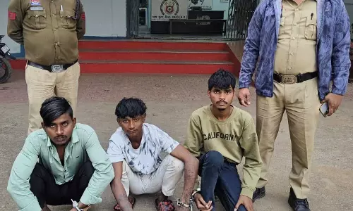 कुरूद में सनसनीखेज लूट का पर्दाफाश, तीन शातिर अपराधी गिरफ्तार कुरूद में सनसनीखेज लूट का पर्दाफाश, तीन शातिर अपराधी गिरफ्तार