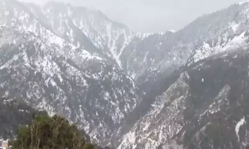 Himachal: धर्मशाला-मनाली में भारी बर्फबारी, पर्यटक खुश Himachal: धर्मशाला-मनाली में भारी बर्फबारी, पर्यटक खुश