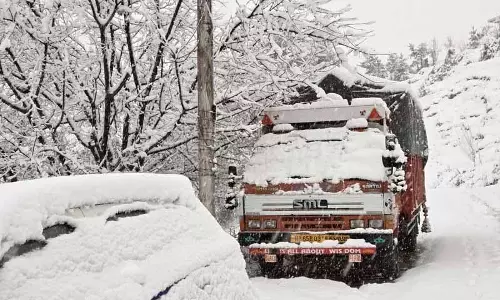Dhauladhar पर बर्फबारी से ठंड और बढ़ गई है Dhauladhar पर बर्फबारी से ठंड और बढ़ गई है