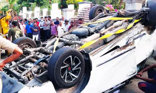 Kerala: कार पलटी कलेक्टर और उनके साथ वाले घायल