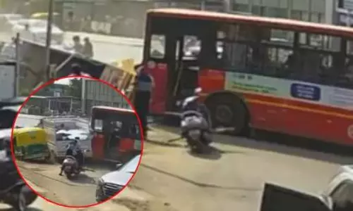 गोटा ब्रिज के पास तेज़ रफ़्तार AMTS बस ने 3 गाड़ियों को टक्कर मारी गोटा ब्रिज के पास तेज़ रफ़्तार AMTS बस ने 3 गाड़ियों को टक्कर मारी