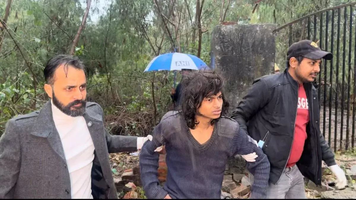 Ambala: कोडवर्ड लिखे दीवारों पर, सैन्य इलाके में युवक छिपा मिला Ambala: कोडवर्ड लिखे दीवारों पर, सैन्य इलाके में युवक छिपा मिला