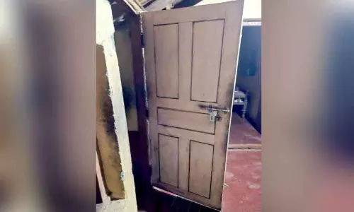 Kerala: घर का सामने का दरवाज़ा लात मारकर खोला गया और हार चोरी Kerala: घर का सामने का दरवाज़ा लात मारकर खोला गया और हार चोरी