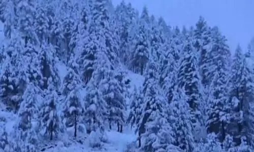 Doda में भारी बर्फबारी जारी है; निवासियों को घर के अंदर रहने की सलाह दी गई