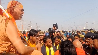 Prayagraj: शंकराचार्य का धरना लगातार सातवें दिन भी जारी