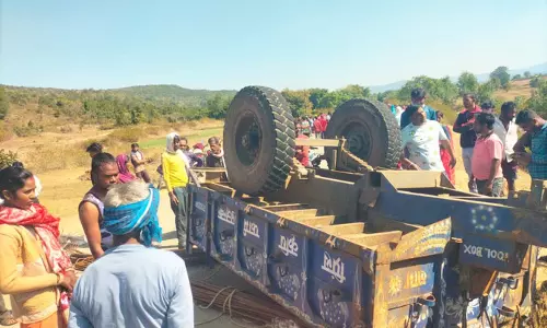 भीषण सड़क हादसा, तीन बहनों की मौत, लोगों ने ट्रैक्टर को सीधा करने में मदद की