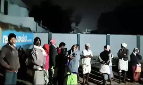 Urea के लिए किसानों की नरक जैसी परेशानी.. पूरी रात ठंड में इंतज़ार Urea के लिए किसानों की नरक जैसी परेशानी.. पूरी रात ठंड में इंतज़ार
