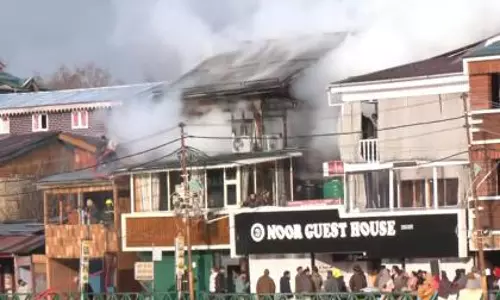 Srinagar के डलगेट में गेस्ट हाउस में आग लगी Srinagar के डलगेट में गेस्ट हाउस में आग लगी