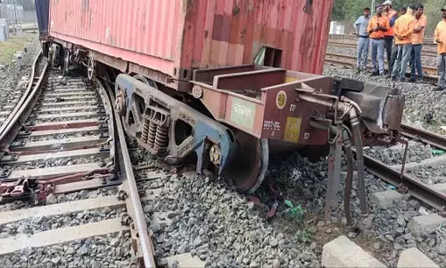 MP : खराब ट्रैक के कारण माक्सी रेलवे स्टेशन के पास मालगाड़ी पटरी से उतरी MP : खराब ट्रैक के कारण माक्सी रेलवे स्टेशन के पास मालगाड़ी पटरी से उतरी