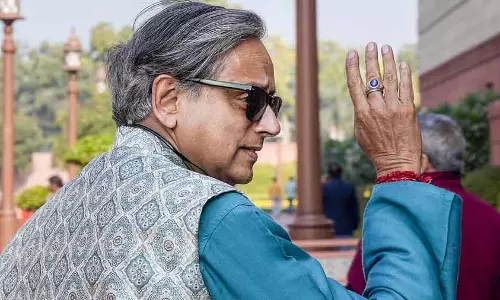 पार्टी के साथ कुछ समस्याएं हैं, उन्हें लीडरशिप के सामने उठाऊंगा: Shashi Tharoor