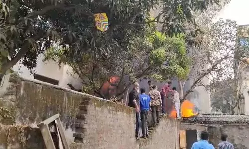 नामपल्ली चिराग अली लेन में Furniture की दुकान में लगी भीषण आग नामपल्ली चिराग अली लेन में Furniture की दुकान में लगी भीषण आग
