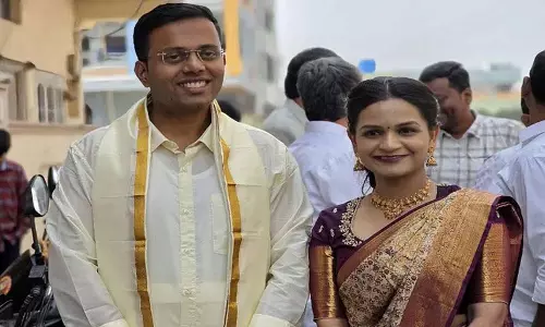 IPS अधिकारी शेषाद्रिनी रेड्डी ने चौटुप्पल सब-रजिस्ट्रार ऑफिस में शादी की IPS अधिकारी शेषाद्रिनी रेड्डी ने चौटुप्पल सब-रजिस्ट्रार ऑफिस में शादी की