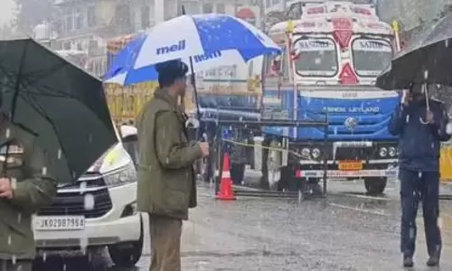 जम्मू: NH44 बंद, बर्फबारी ने पहाड़ी रिसॉर्ट्स का जीवन प्रभावित किया