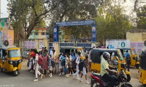 सिंगारेनी School Bus की कमी के कारण छात्रों को दिक्कतों का सामना करना पड़ रहा सिंगारेनी School Bus की कमी के कारण छात्रों को दिक्कतों का सामना करना पड़ रहा